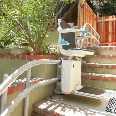 Outdoor curved stair lift